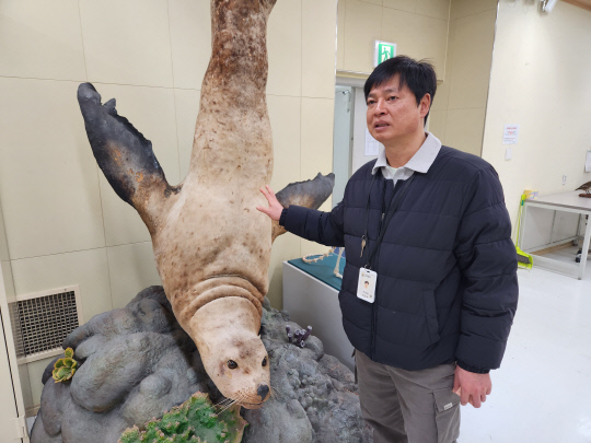 류영남 국립생물자원관 주무관이 1월 29일 국립생물자원관에서 박제에 대해 설명 중이다. 정석준 기자, mp1256@